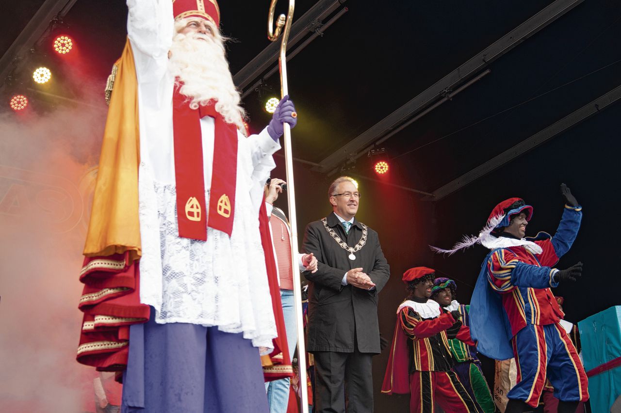 Burgemeester Aboutaleb verwelkomt Sinterklaas en zwarte pieten tijdens de intocht in 2015. Dit jaar zijn er in Rotterdam vanuit de organisatie alleen nog roetveegpieten bij het evenement.