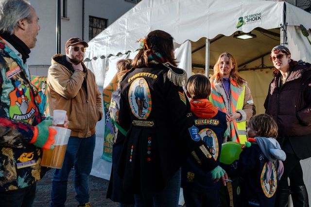 Initiatiefneemster Eva van de Sande (uiterst rechts) met hulpverleners en carnavalsgangers bij de Safe Space in Tilburg.