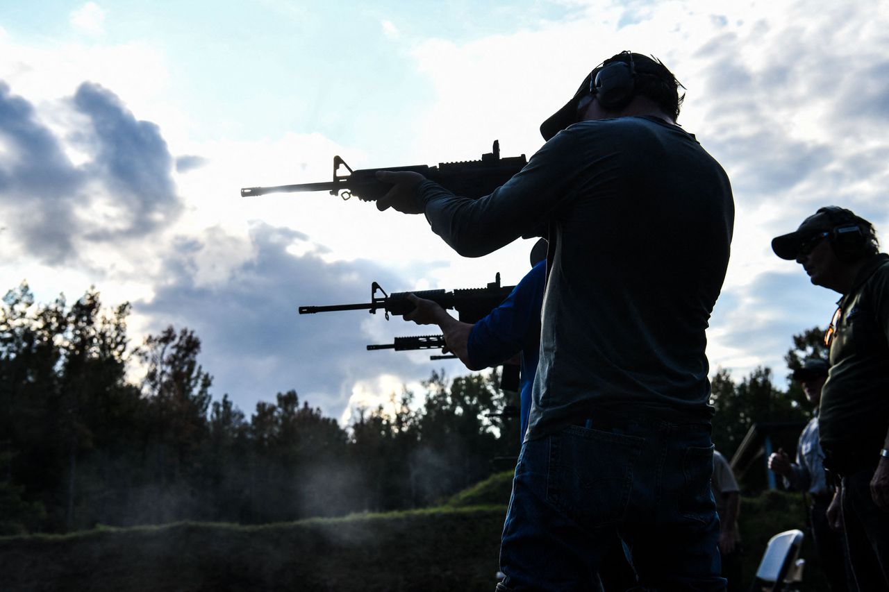 Studenten van een schietschool in Mississippi leren schieten met een semi-automatisch AR-15 geweer.