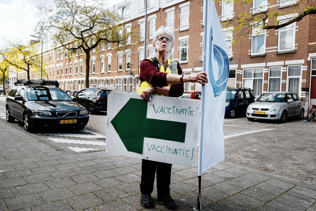 Huisartsen in Rotterdam roepen bewoners op zich te vaccineren tegen corona.