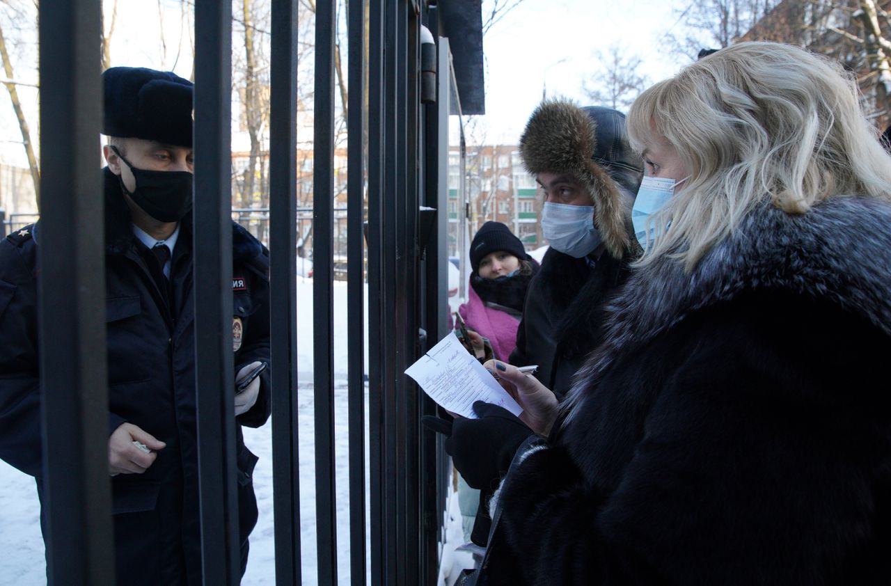 Kremlincriticus Navalny komt op politiebureau voor de rechter 