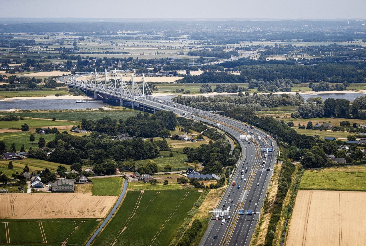 Landbouw, verkeer, water, natuur: luchtfoto bij Ewijk.