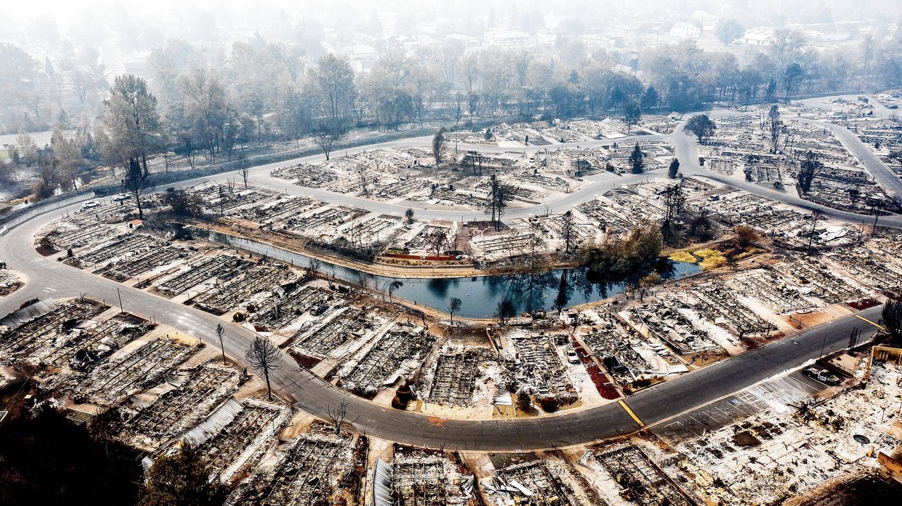 Een luchtfoto van platgebrande huizen in Phoenix, Oregon.