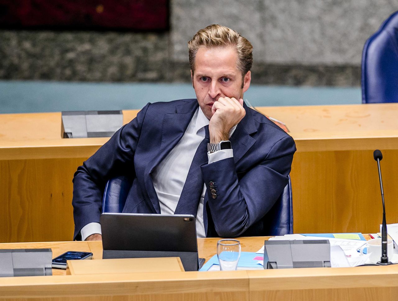 'Chaotisch' beleid De Jonge onder vuur - NRC