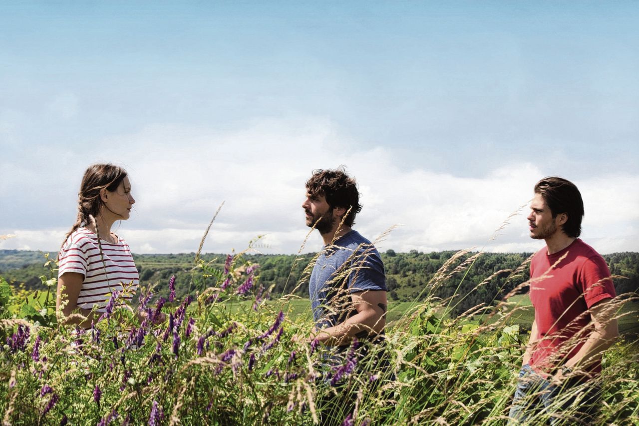 Juliette (Ana Girardot), Jean (Pio Marmaï) en Jérémie (François Civil) zien elkaar na jaren terug op de familiewijngaard in de Bourgogne.