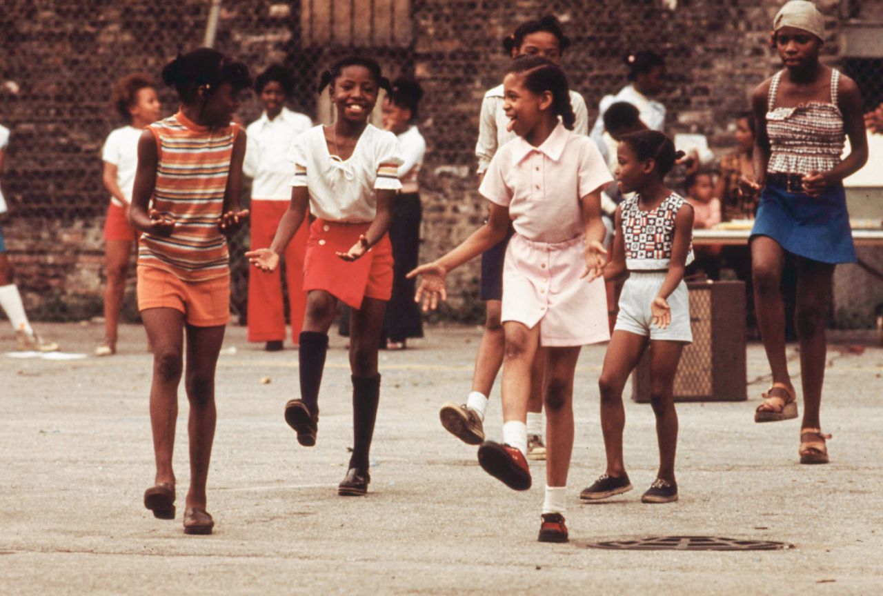 Dansende meisjes in Chicago, 1973.