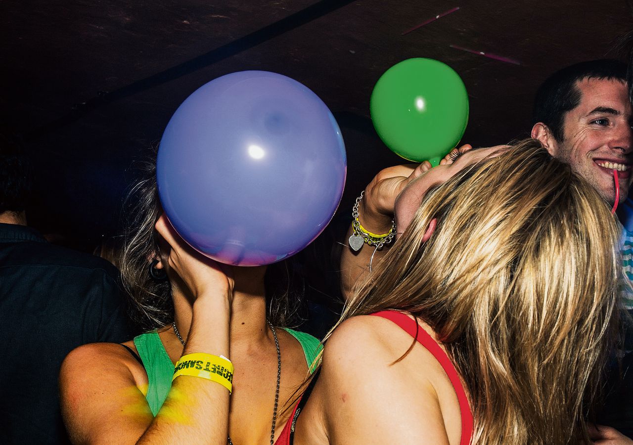 Op feesten en festivals worden ballonnetjes met lachgas geregeld à 2 euro per stuk verkocht.