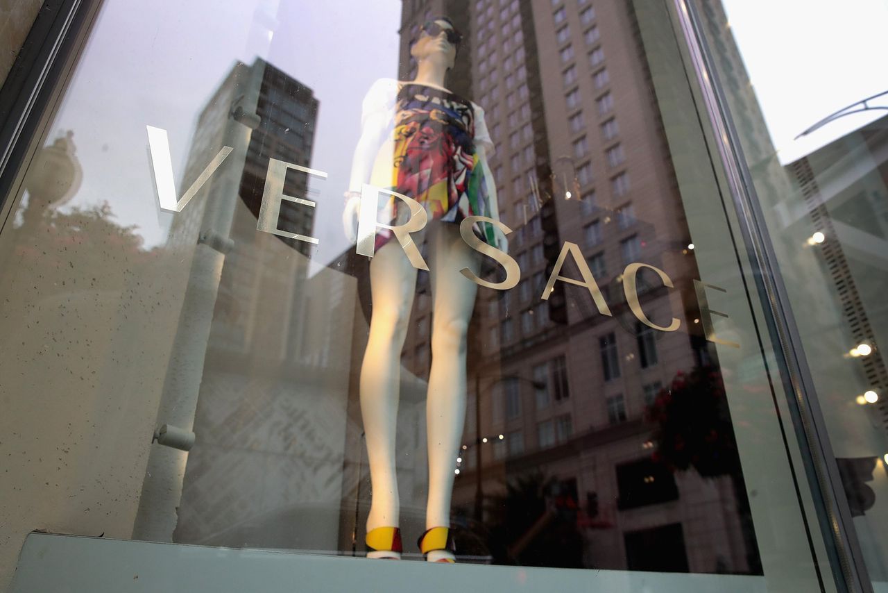 Een etalage van Versace in de Amerikaanse stad Chicago.