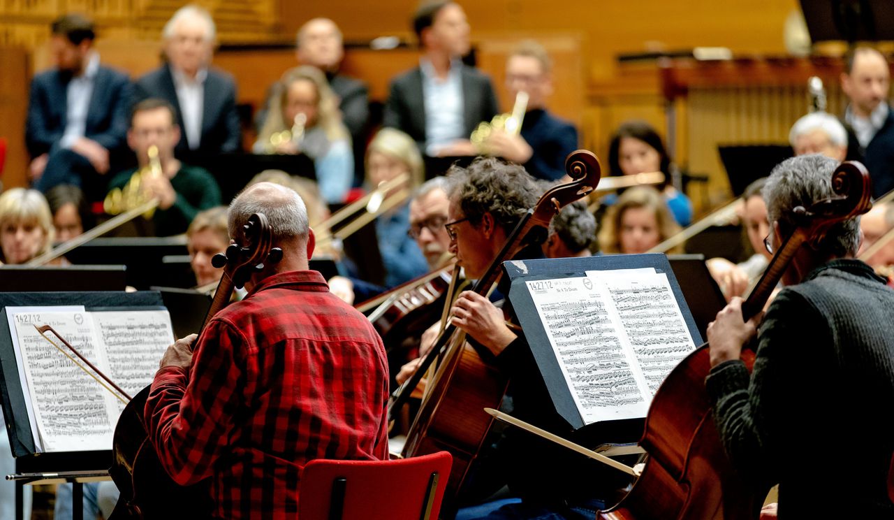 Repetitie van het Metropole Orkest, het Radio Filharmonisch Orkest en het Groot Omroepkoor in het studiocomplex Muziekcentrum van de Omroep (MCO), in aanwezigheid van premier Rutte, februari 2019.