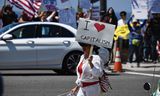 Een aanhanger van het kapitalisme protesteert tegen de verplichte lockdown in Californië, op 1 mei 2020