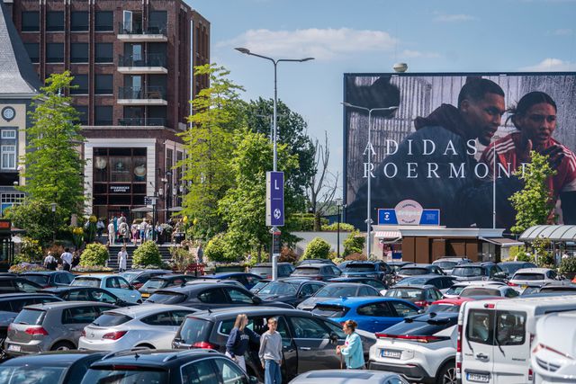   Een volle parkeerplaats bij Designer Outlet. 