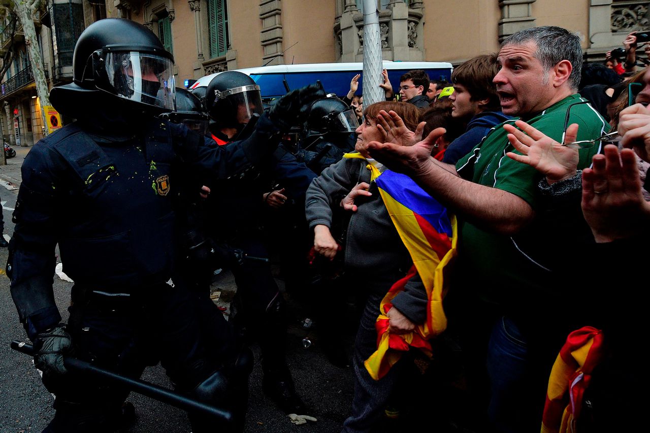 Duizenden Catalanen de straat op na arrestatie Puigdemont 