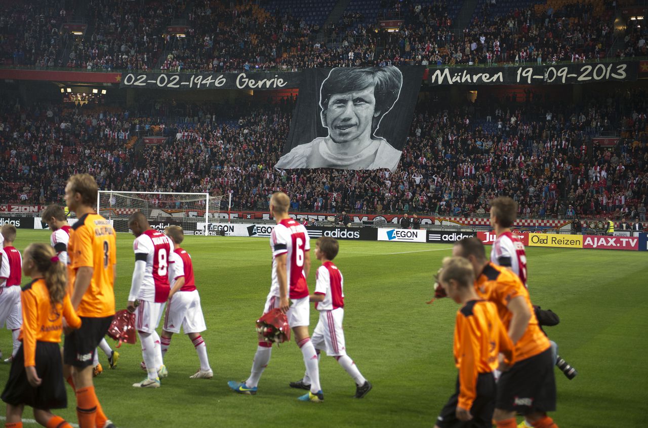 Voor aanvang van Ajax - Volendam werd in de Arena stilgestaan bij het overlijden van Gerrie Mühren.
