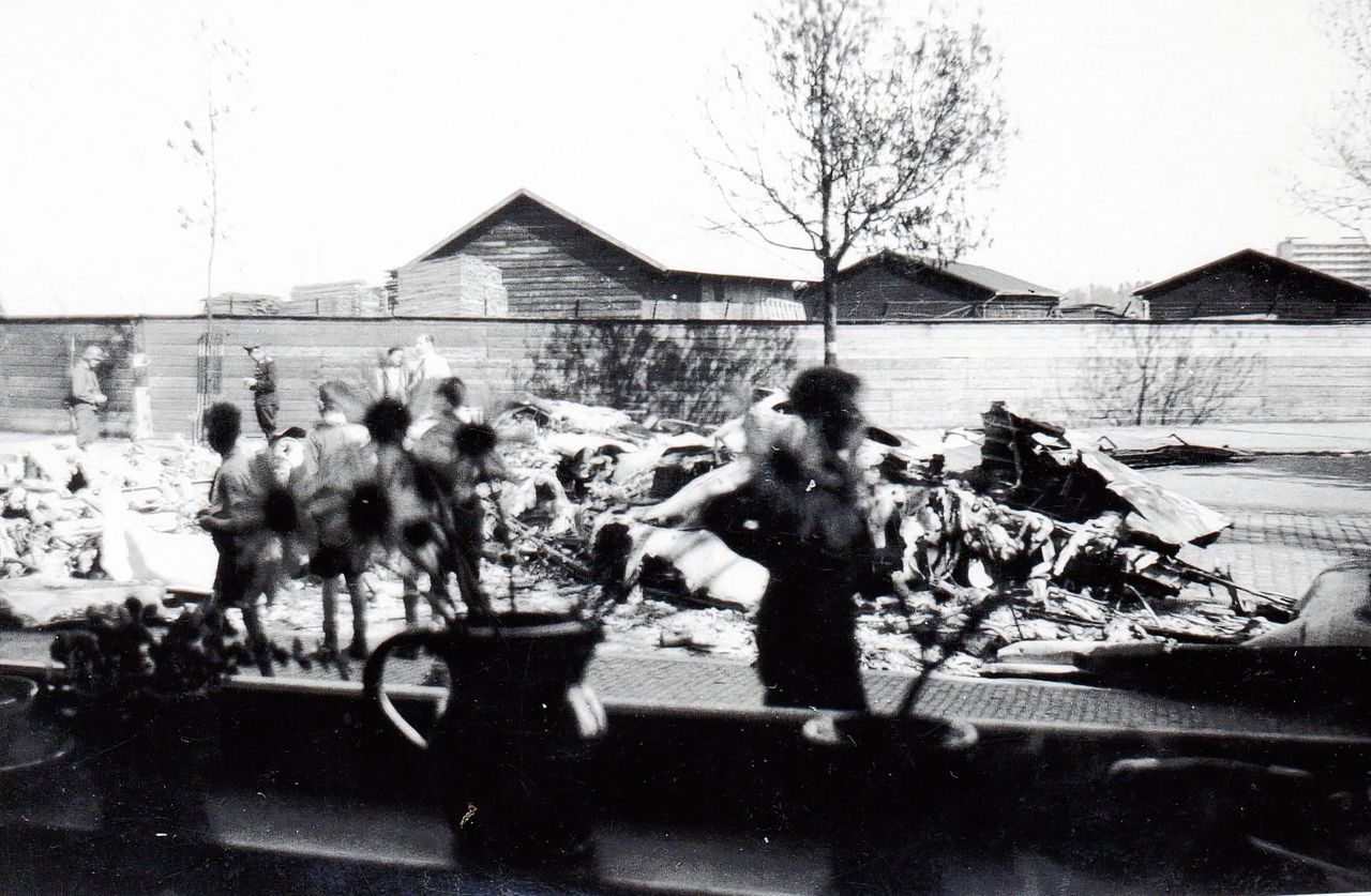 De verbrande resten van het neergestorte toestel in 1943.