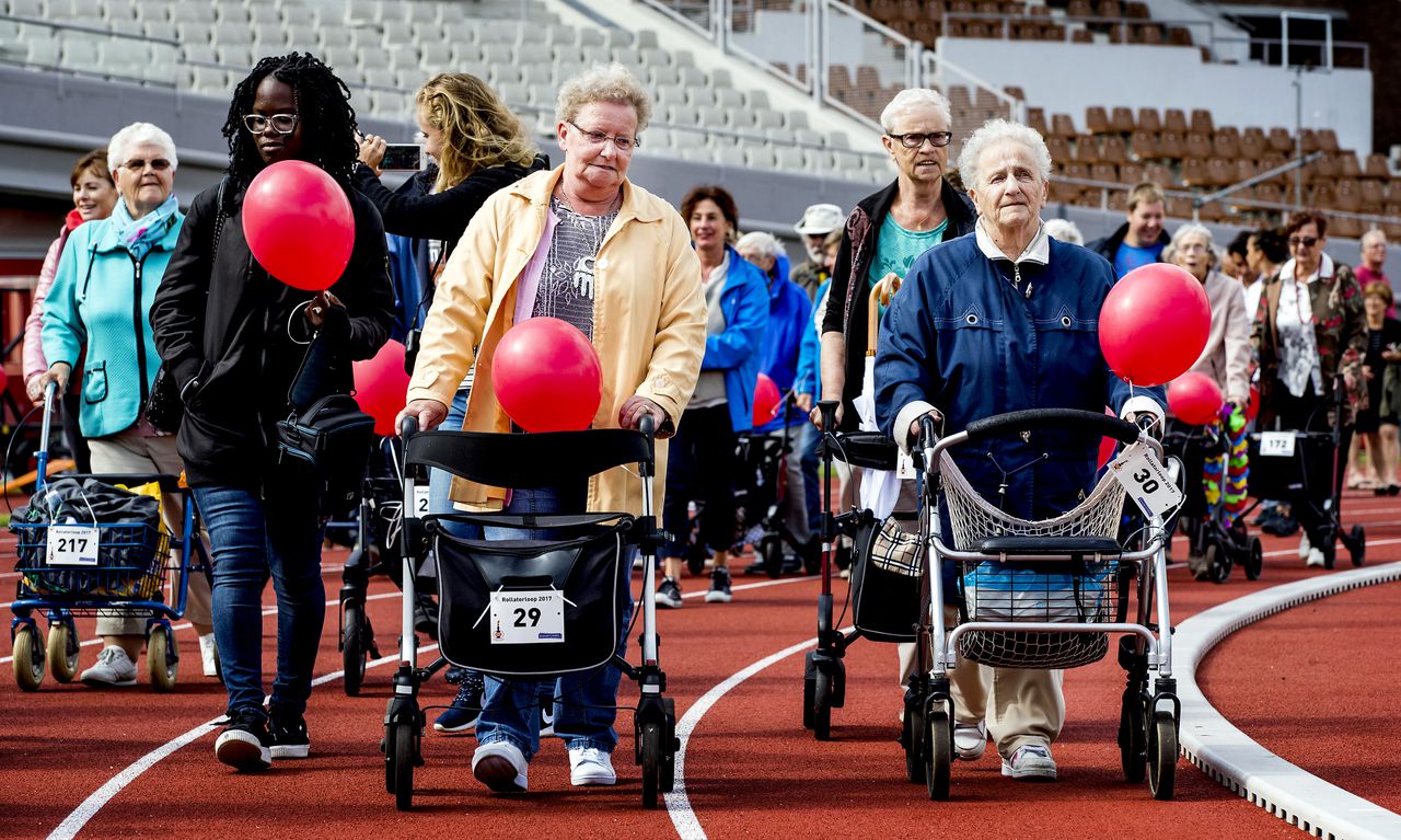 Sportieve senioren nemen in september 2017 deel aan de rollatorloop in het Oympisch Stadion.