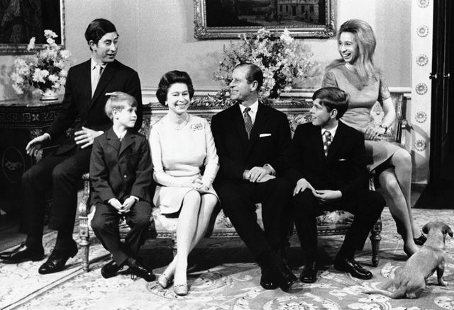 Een familiefoto uit 1972 toont koningin Elizabeth II en haar man, prins Philip, met hun kinderen. De huidige koning Charles zit links naast Elizabeth, rechts naast zijn vader zit de dan twaalfjarige Andrew.