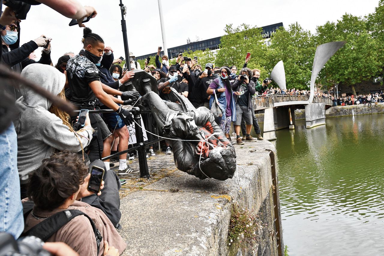 Demonstranten in Bristol gooiden zondag het beeld van slavenhandelaar Edward Colston in de rivier de Avon.