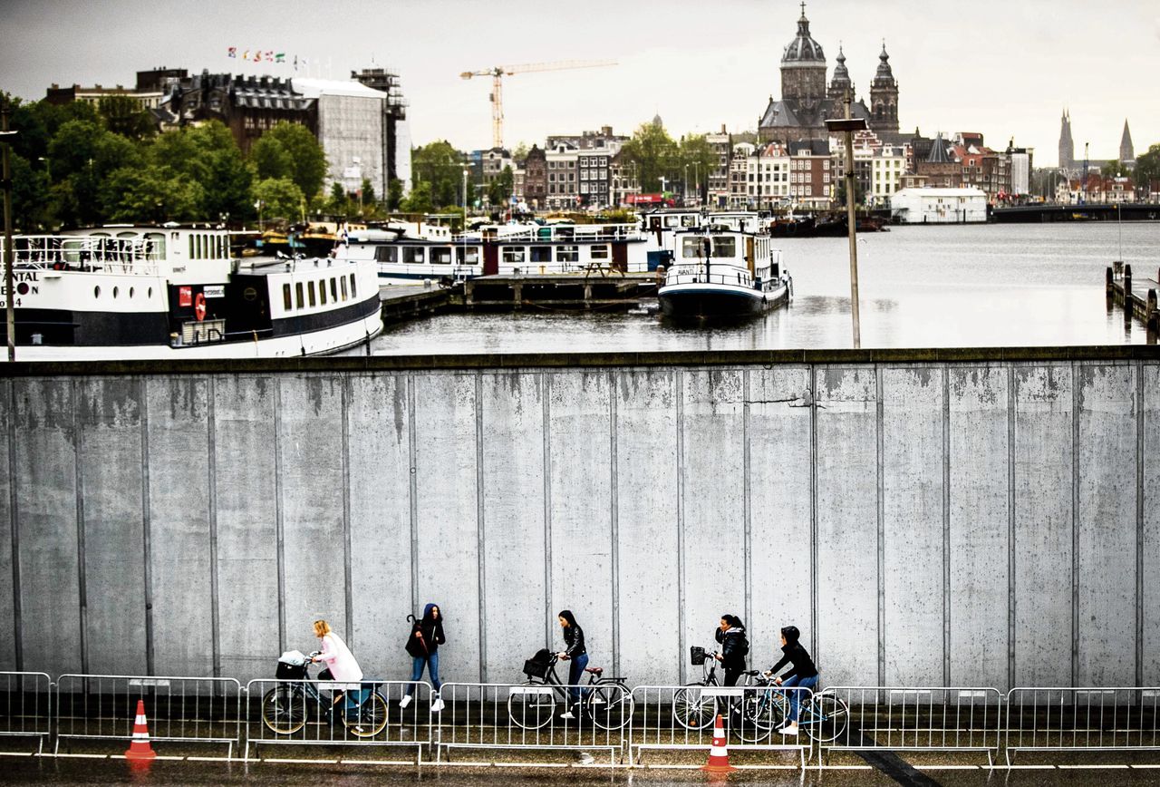 AMSTERDAM - Fietsers in de IJtunnel. Omdat de veerponten over het IJ niet varen, is de tunnel opengesteld voor fietsers.