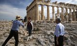 Chinese toeristen op de  Acropolis in Athene. De Chinese investeringsmaatschappij Fosun heeft nu een meerderheidsbelang in Thomas Cook, ’s werelds oudste reisorganisatie. 