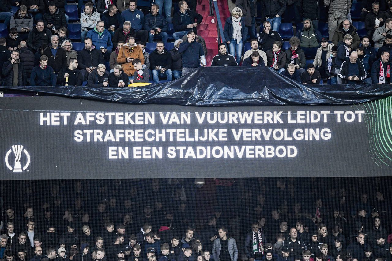 Toeschouwers in de Kuip worden voor de wedstrijd van Feyenoord tegen het Duitse Union Berlin gewaarschuwd geen vuurwerk af te steken.