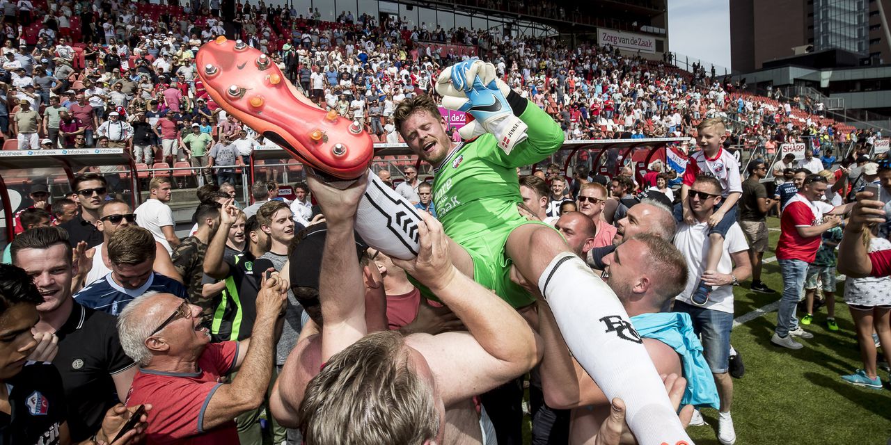 Utrecht-keeper David Jensen op de schouders van de supporters.