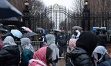Studenci protestują przed kampusem Uniwersytetu Columbia w Nowym Jorku przeciwko ustępstwom, jakich uczelnia dokonała wobec administracji Trumpa.
