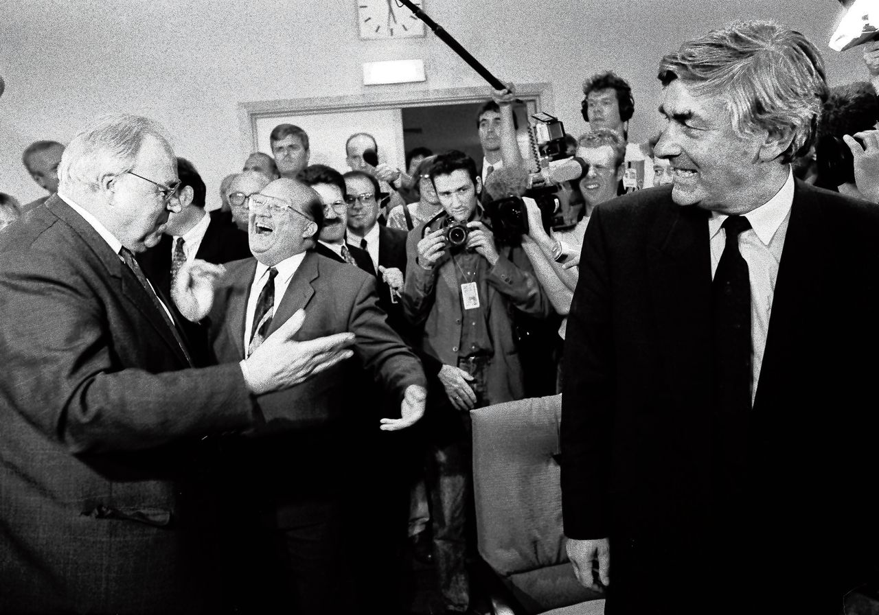 Ruud Lubbers kijkt naar een gesprek tussen Helmut Kohl en Jean-Luc Dehaene tijdens een bijeenkomst van de christen-democratische EVP in 1994 in Brussel.