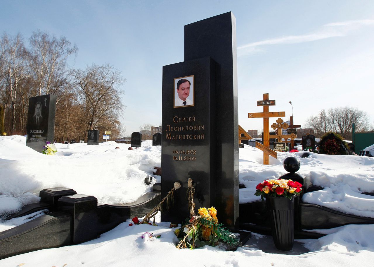 Sergej Magnitsky stierf in 2009 op 37-jarige leeftijd in een Russische cel en ligt begraven op de Transfiguratie Begraafplaats in Moskou.