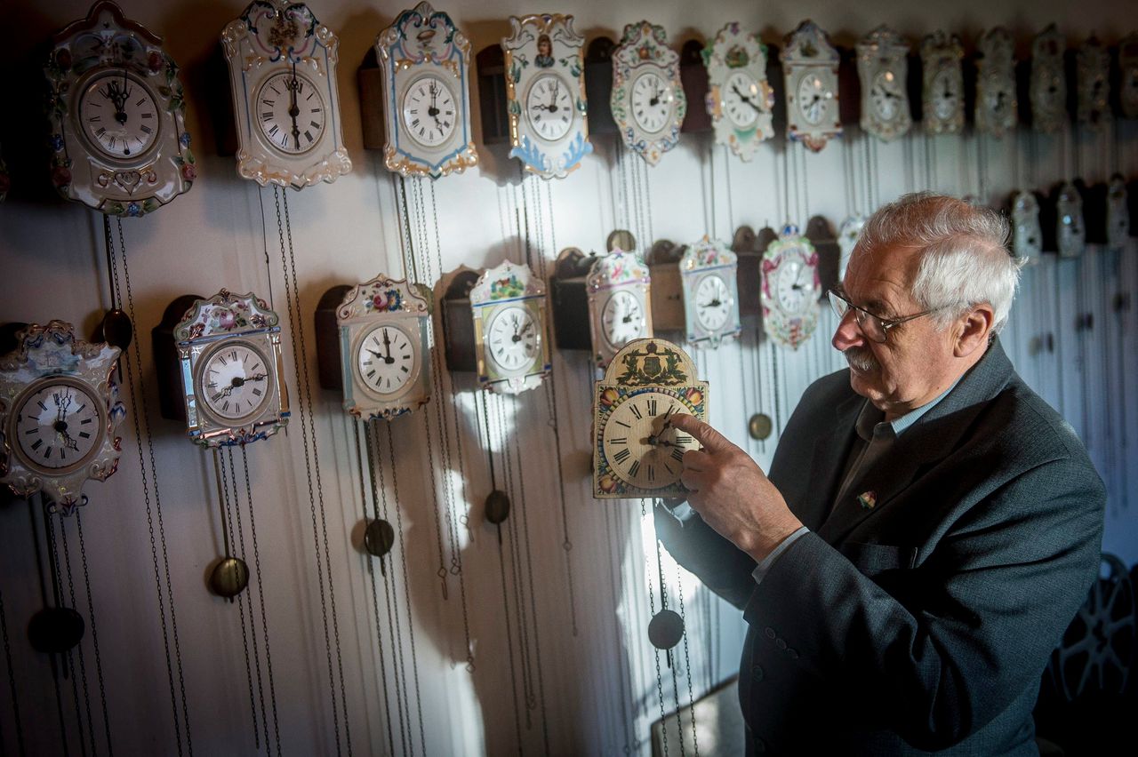 Een Hongaarse man, afstammeling van de beroemde adellijke familie Bela Hatvani zet de klokken in het museum van zijn voorouders een uur terug.