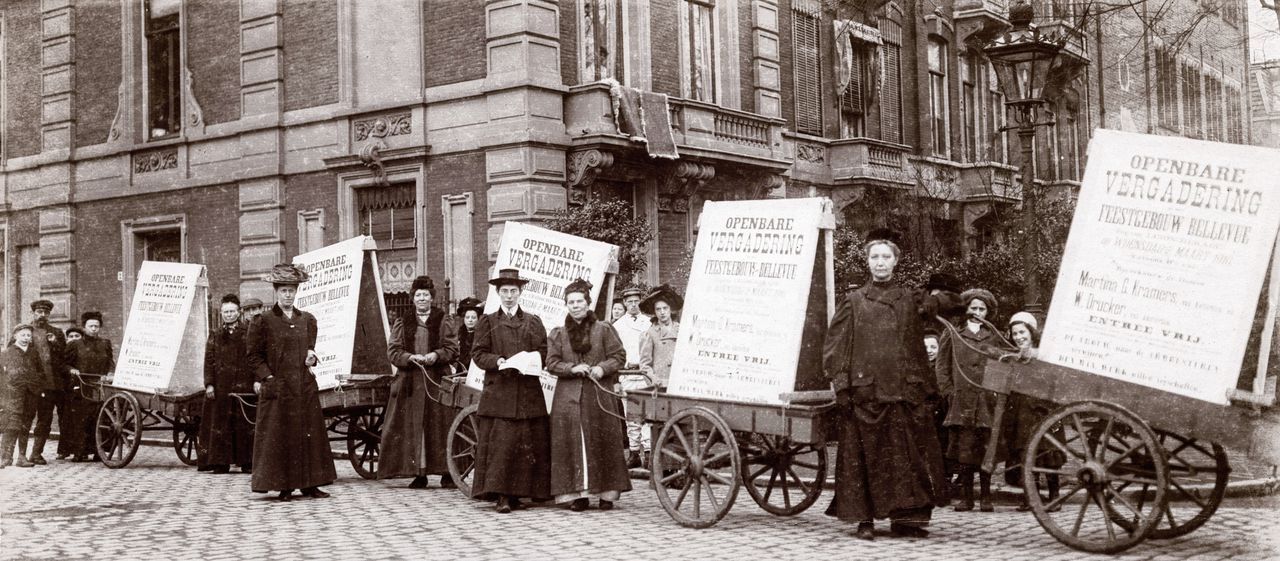 Protestbijeenkomst van de Vrouwenkiesvereniging, Nederland 1910.