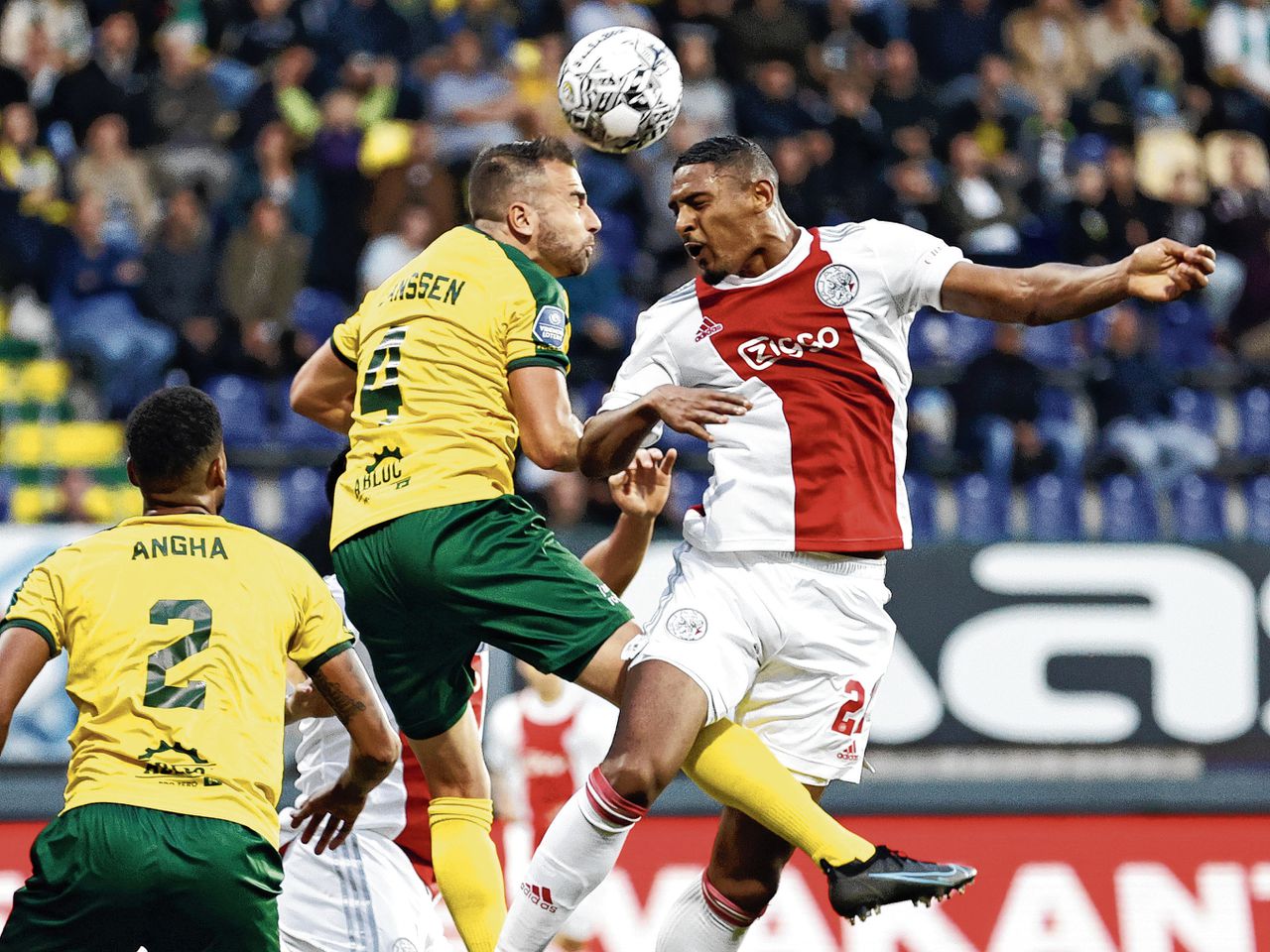 Sébastien Haller in duel met Roel Janssen van Fortuna. De spits van Ajax kwam dinsdag niet tot scoren.