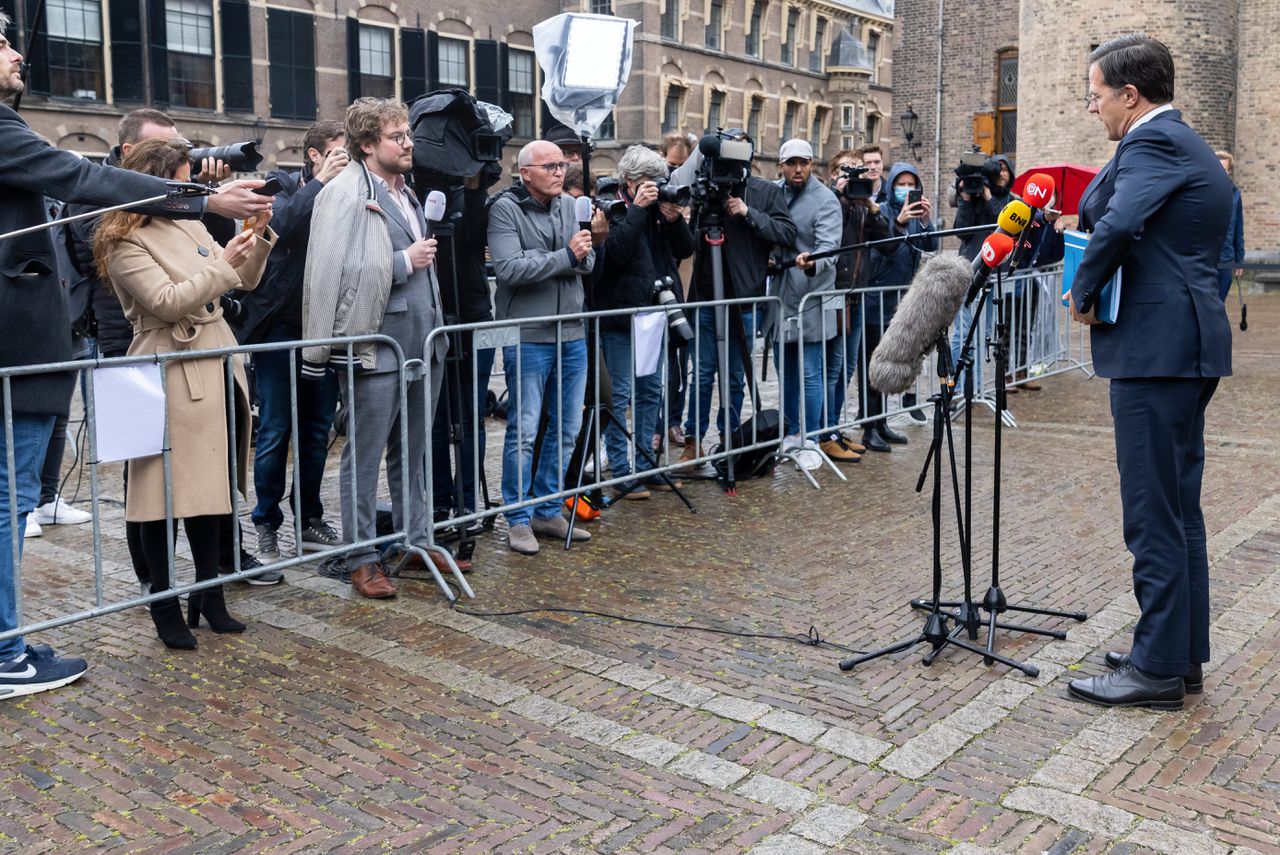 Demissionair minister-president Mark Rutte staat de pers te woord op het Binnenhof.