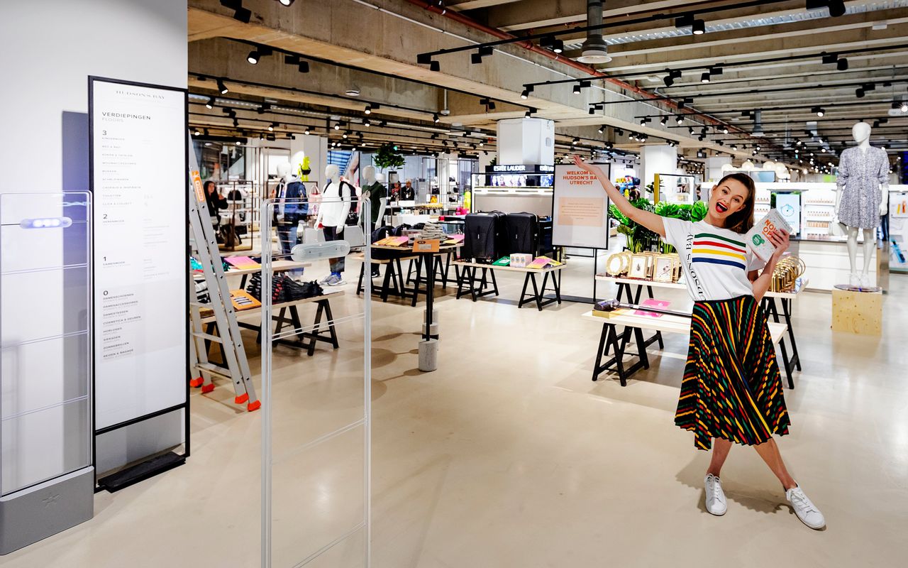 Een medewerker van Hudson's Bay in winkelcentrum Hoog Catharijne tijdens de opening in maart. De winkelketen kwam in het najaar van 2017 naar Nederland met de ambitie om „hét warenhuis van de toekomst” neer te zetten.