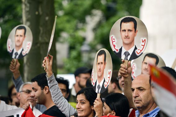 In Brussel wordt vandaag geprotesteerd tegen een mogelijk militaire aanval in Syrië. Demonstranten houden afbeeldingen van president Assad in de lucht.