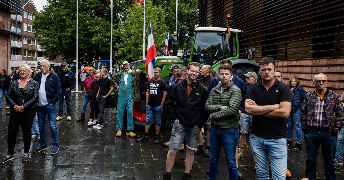 Na wekenlang protesteren keren boeren zich nu ook tegen elkaar. ‘En dat is nooit goed, dat speelt het kabinet alleen maar in de kaart’