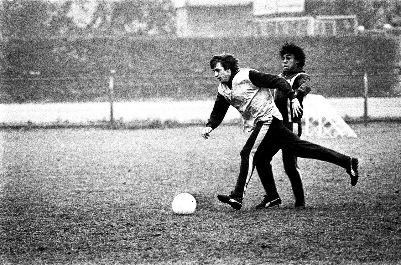 Johan Cruijff en Simon Tahamata (r) tijdens de training van Ajax bij De Meer in Amsterdam, eind jaren zeventig.