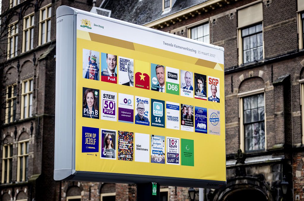 Een voorbedrukt verkiezingsbord nabij het Binnenhof.