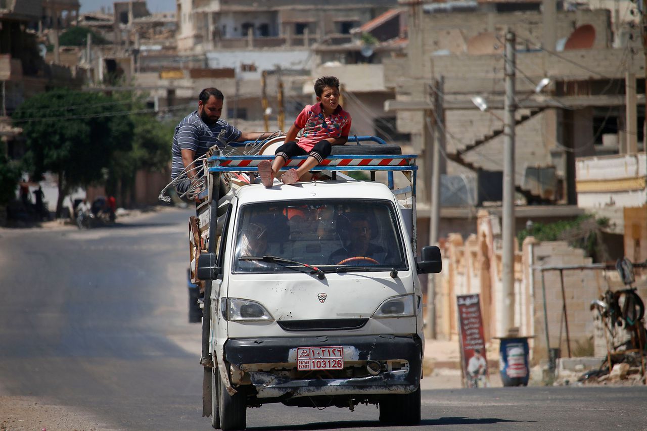 Syrische burgers vertrekken zaterdag uit de Syrische provincie Daraa na verheviging van de gevechten.
