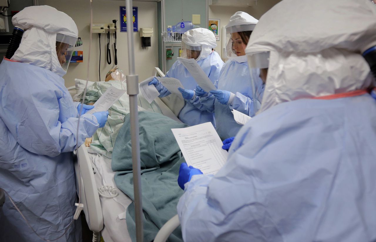 Leden van het Ebola Military Medical Support Team van het Amerikaanse ministerie van Defensie tijdens een oefening.