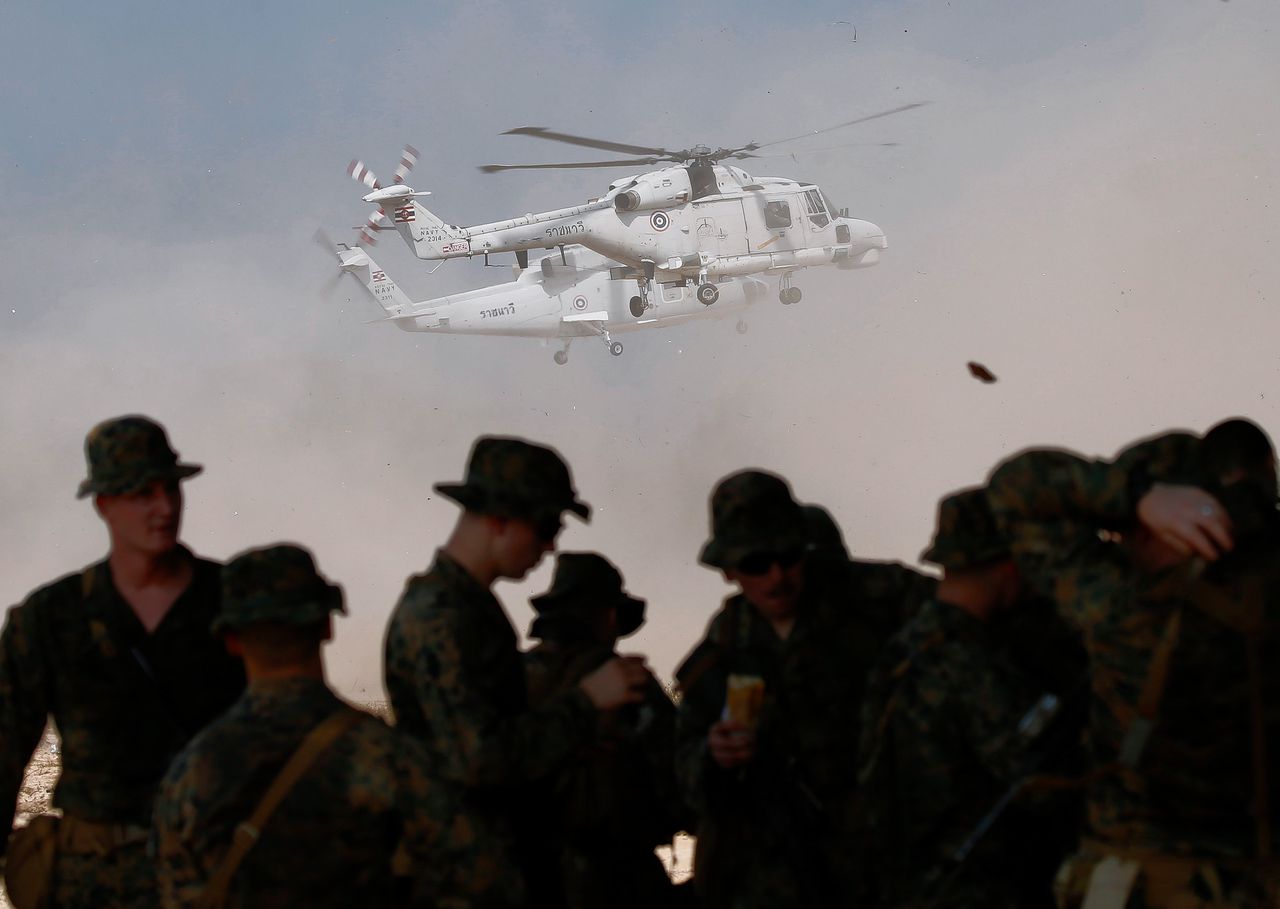 Helikopters van de Thaise marine vliegen langs Amerikaanse mariniers tijdens de grote militaire oefening Cobra Gold 2018, in februari, waaraan ook militairen van Singapore, Japan, Zuid-Korea, Maleisië en Indonesië deelnamen.