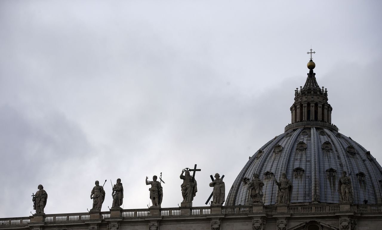 De Sint-Pietersbasiliek in Vaticaanstad eerder deze maand. Vandaag maakte de paus bekend dat hij per 28 februari aftreedt. De reacties zitten zonder uitzondering vol verrassing en respect.