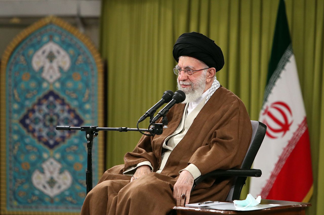  Iran waarschuwt Frankrijk om spotprenten ayatollah Khamenei 