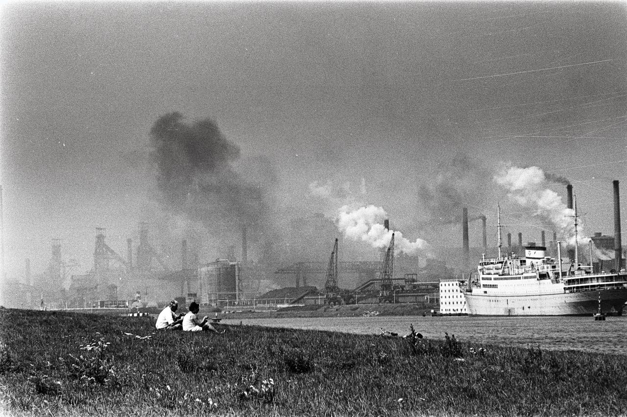 Luchtverontreiniging bij Hoogovens bij het Noordzeekanaal in 1970.