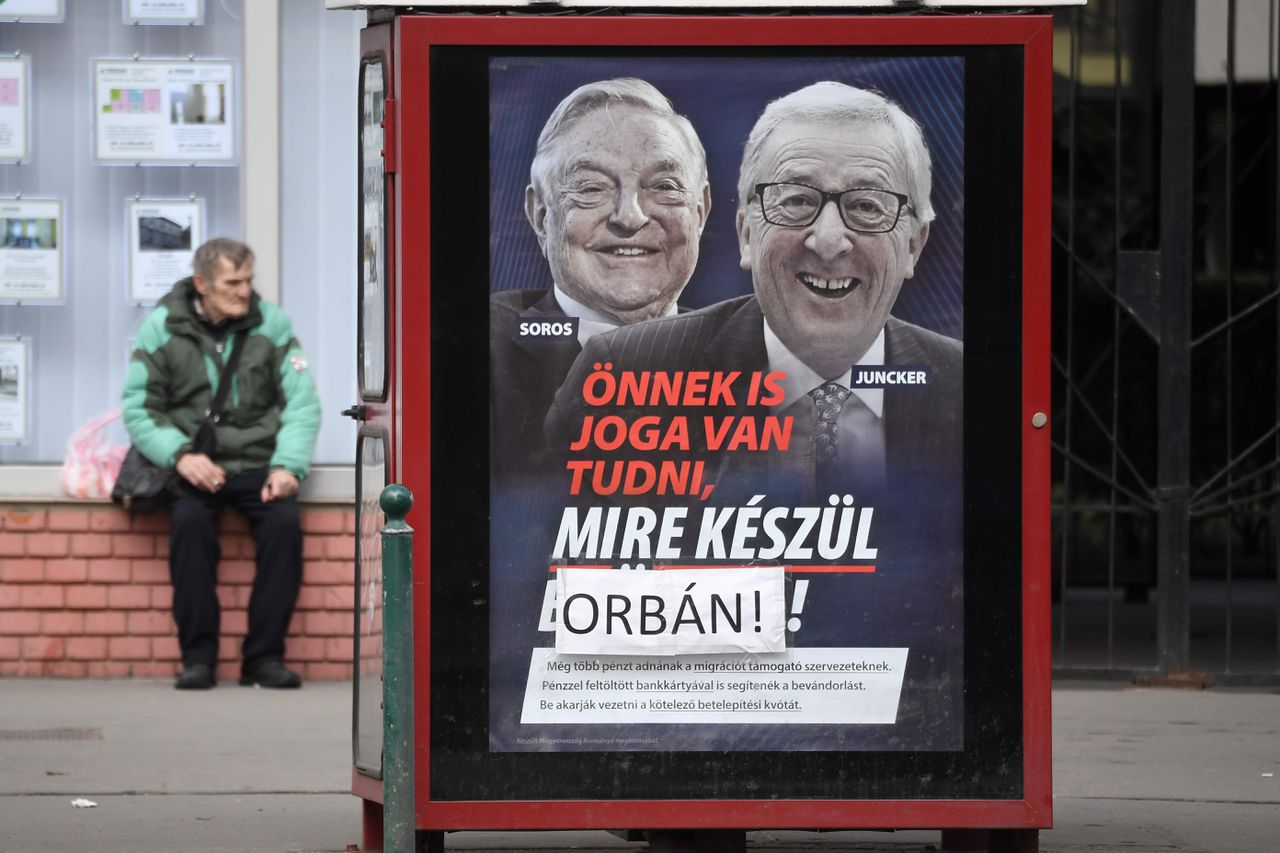 De Hongaarse campagneposter met daarop een afbeelding van George Soros en Jean-Claude Juncker.