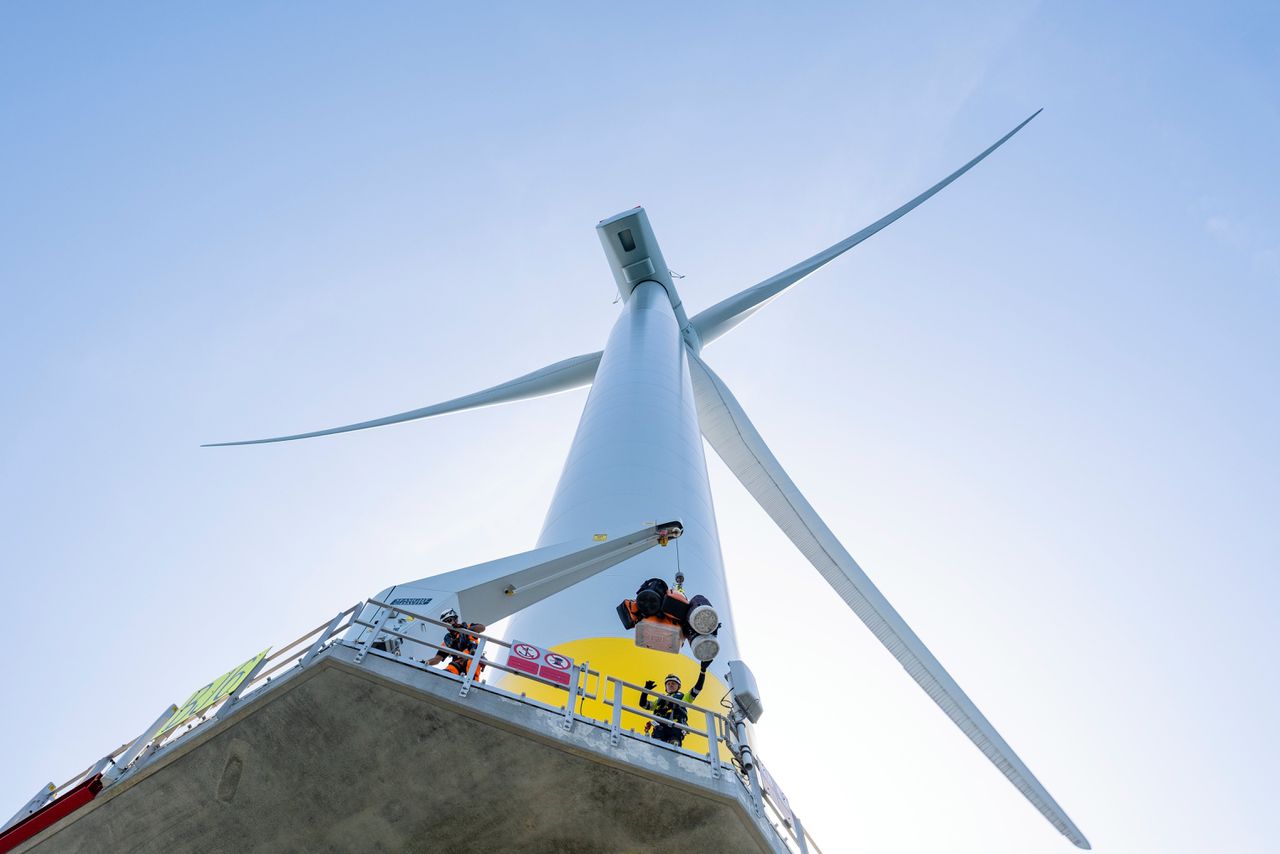 Een windmolen in aanbouw in windmolenpark Borssele. Foto David van Dam
