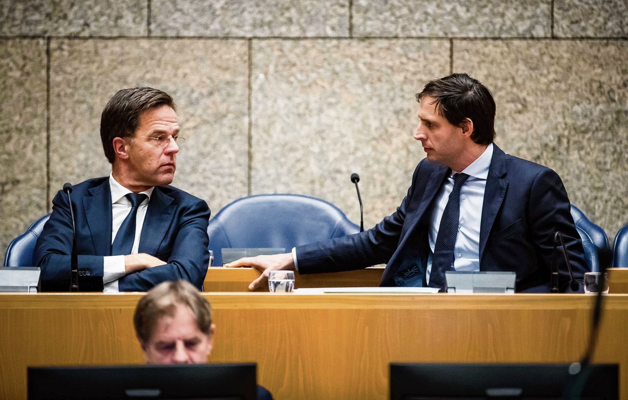 Premier Rutte schoof dinsdag aan bij het debat over de reorganisatie van de Belastingdienst. Minister Hoekstra noemde de opzet een „verstandige stap naar voren”.