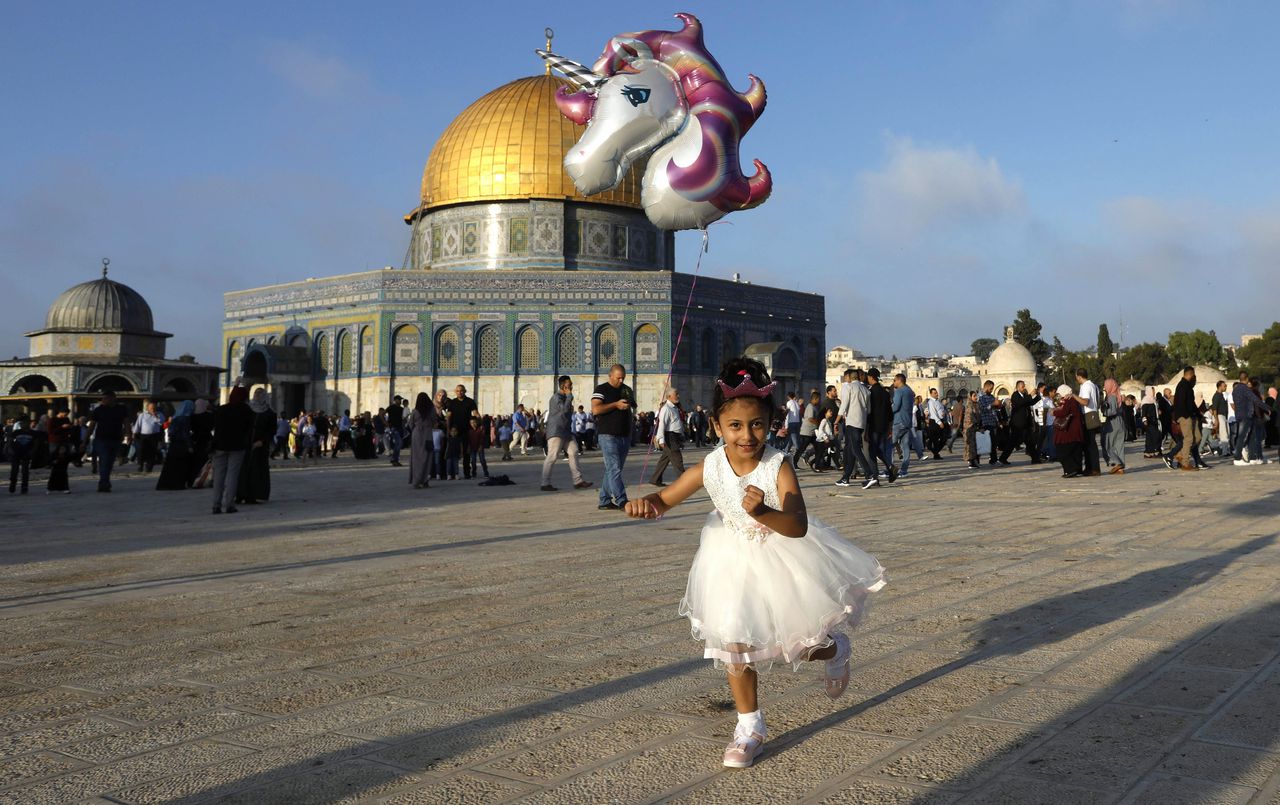 Een jong Palestijns meisje en haar ballon bij de Al-Aqsamoskee.