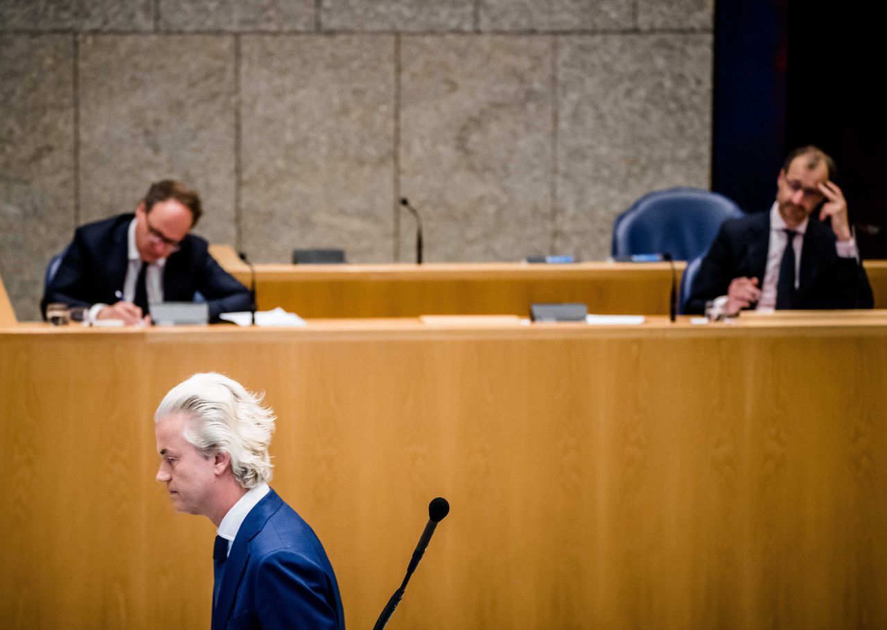 Minister Wouter Koolmees van Sociale Zaken en Werkgelegenheid (D66), Minister Eric Wiebes van Economische Zaken en Klimaat (VVD) en Geert Wilders (PVV) tijdens een Tweede Kamerdebat over de ontwikkelingen van de economie en de noodmaatregelen om ondernemers door de coronacrisis te helpen.