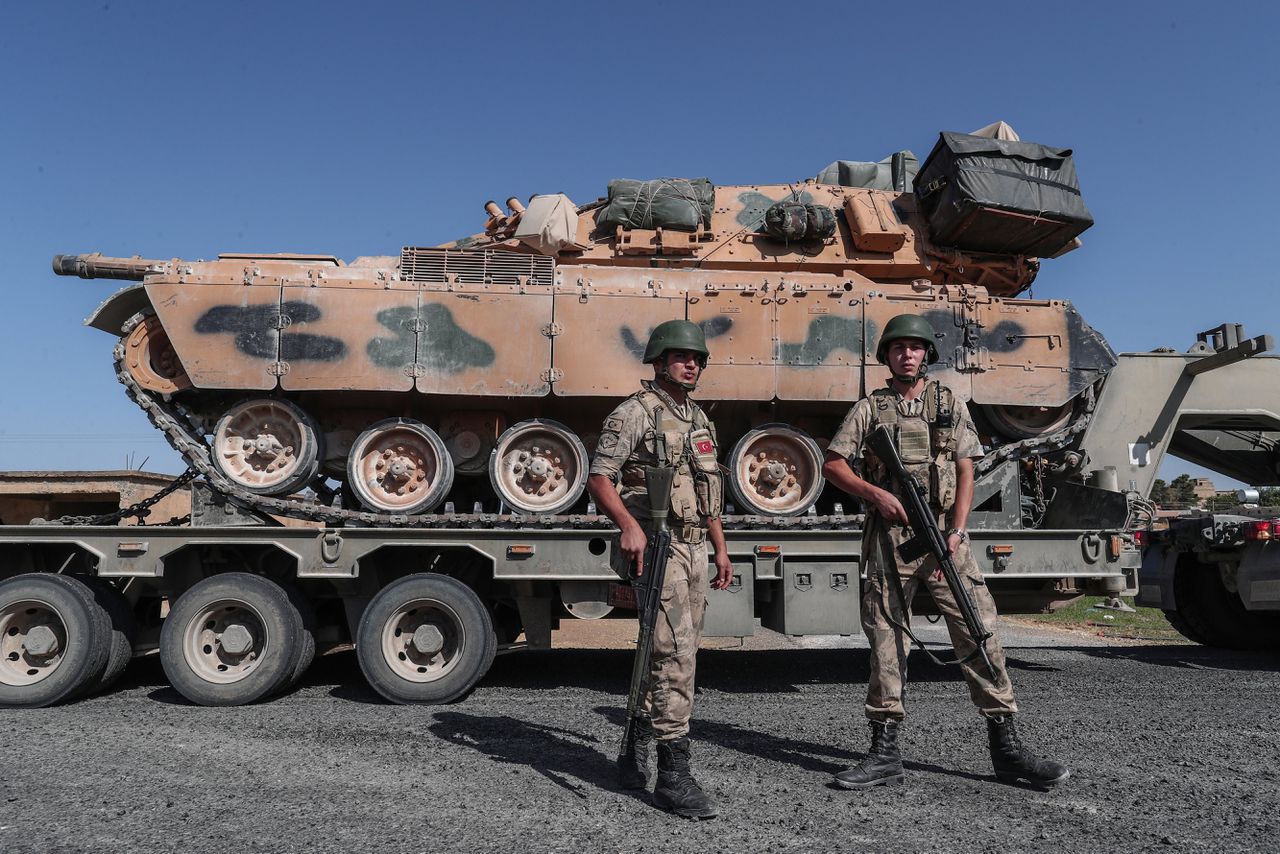 Turkse militairen met Duitse wapens onderweg naar de Turks-Syrische grens.