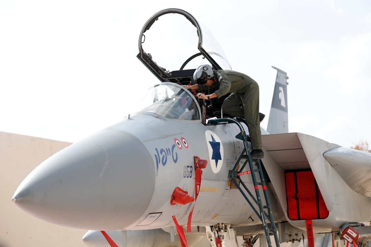 Een Israëlische piloot bij een gevechtsvliegtuig. Beeld ter illustratie.